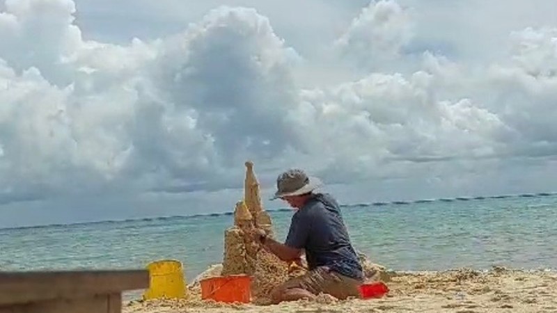 Timelapse video of a sandcastle build